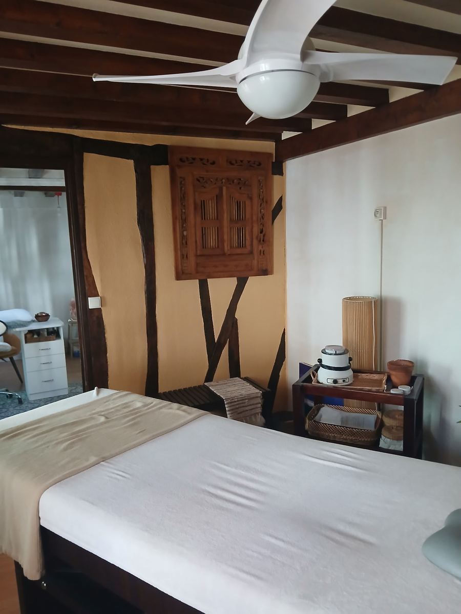 Une cabine de soins sous les poutres apparentes
